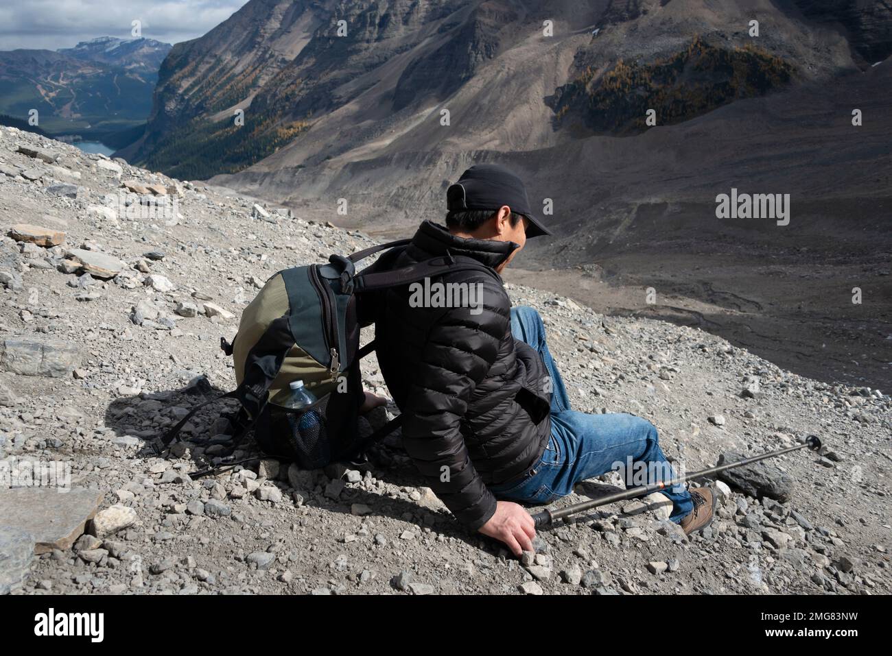 Touristes grimpant sur la pente abrupte de rochers libres sur la Plain of six Glaciers Track, lac Louise en arrière-plan. Parc national Banff. Canada. Banque D'Images