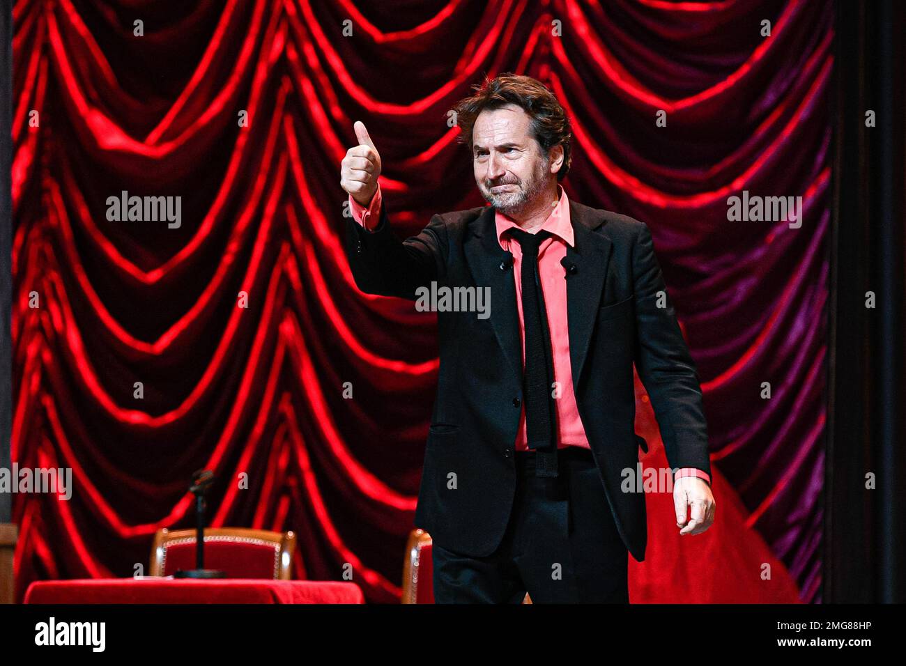 Paris, France. 25th janvier 2023. Edouard Baer sur scène pour le spectacle le journal de Paris au Théâtre porte Saint-Martin, à Paris, France sur 25 janvier 2023. Crédit : Victor Joly/Alamy Live News Banque D'Images