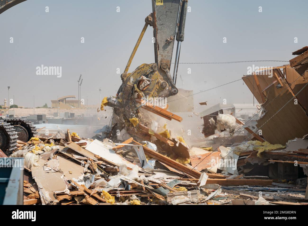 Une remorque est démontée par une pelle lors de la démolition le 22 août 2022 à la base aérienne Al Udeid, au Qatar. Ce projet a été approuvé et engagé à la mi-2021 et devrait se terminer en décembre 2022. Banque D'Images