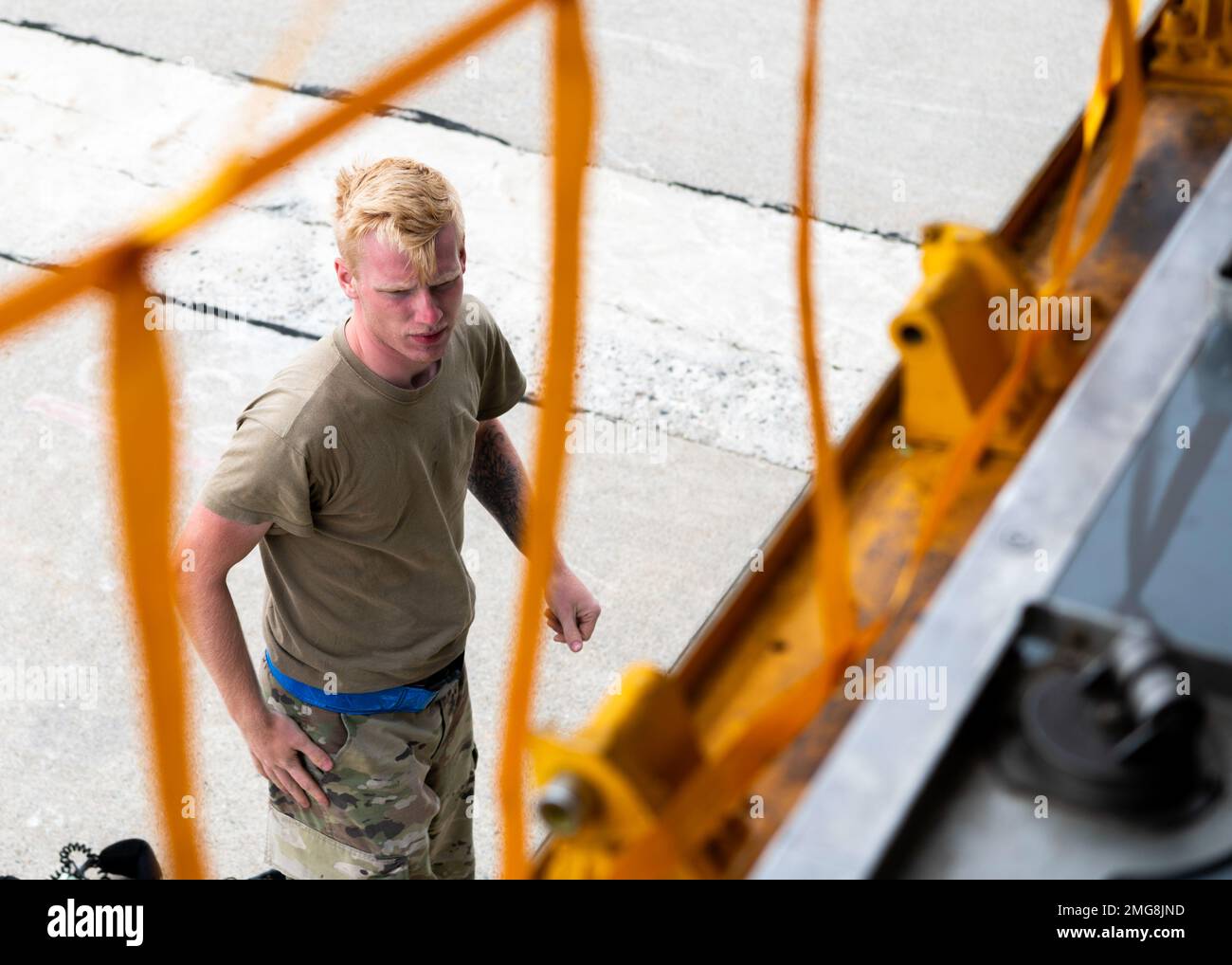 ÉTATS-UNIS Le chef d'équipage Jacob Topolski, membre de la Force aérienne, affecté à l'escadron de maintenance des aéronefs 6th, aide à décharger les bagages d'un KC-135 Stratotanker affecté à l'escadron de ravitaillement aérien 91st, après son arrivée à la base de la Garde nationale aérienne Bangor, Maine, le 22 août 2022. Les 6th AMM et les 91st ARS travaillent les uns avec les autres pendant les opérations normales et les exercices. Les deux unités se sont rendues à Bangor pour compléter la pierre angulaire du programme Agile combat Employment afin d’utiliser leur expérience dans des scénarios réels. Banque D'Images