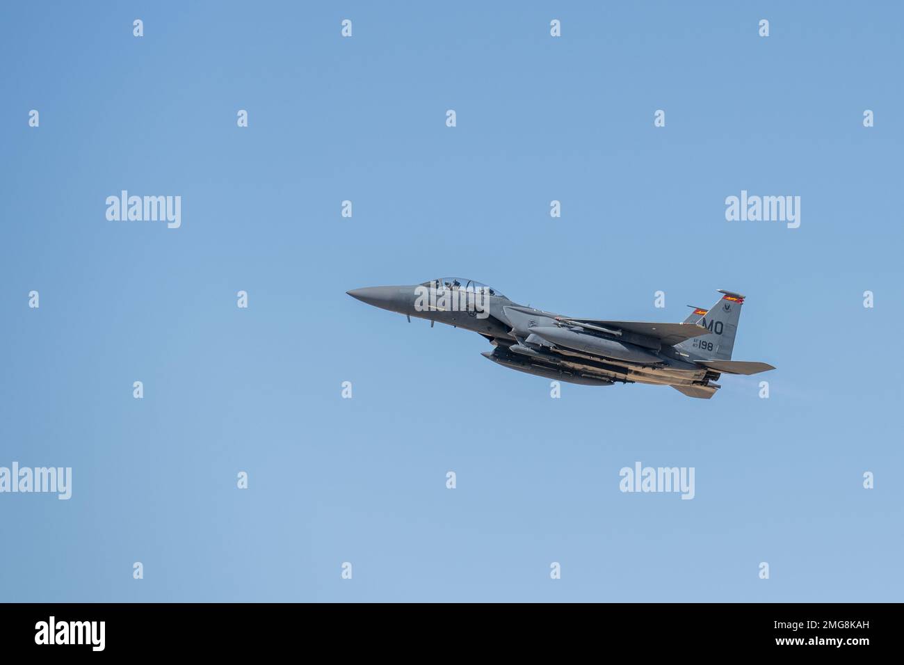 Des aviateurs affectés au 389th Fighter Squadron volent un F-15E Strike Eagle à la base aérienne de Mountain Home, Idaho, le 22 août 2022. Le F-15E est exploité par deux membres d'équipage afin de mieux exploiter les systèmes de vol et d'armes. Banque D'Images