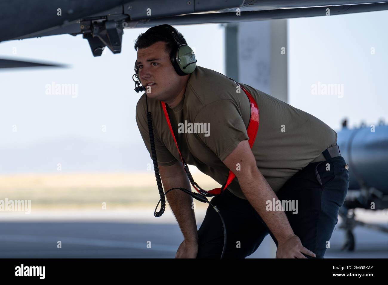 Le chef d'équipage de l'escadron principal Airman Kaj Matsch, 389th Fighter Generation, inspecte un aigle F-15E Strike à la base aérienne de Mountain Home, Idaho, le 22 août 2022. Les chefs d'équipage sont essentiels pour assurer la sécurité du vol des aéronefs de la Force aérienne. Banque D'Images