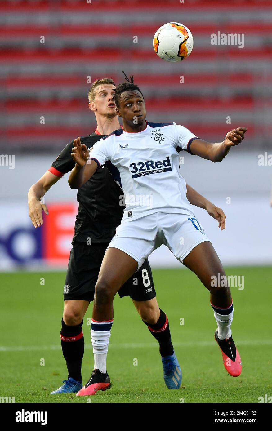 Rangers' Joe Aribo, right, controls the ball in front of Leverkusen's Lars Bender during the Europa League round of 16, second leg, soccer match between Bayer Leverkusen and Glasgow Rangers at the BayArena in Leverkusen, Germany, Thursday, Aug. 6, 2020. (AP Photo/Martin Meissner) Banque D'Images