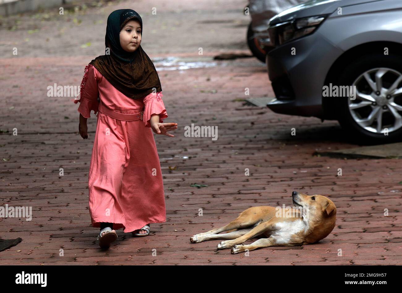 A Muslim girl walk wearing new clothes during Eid al-Adha n Mumbai, Indian Saturday, Aug. 1, 2020. Eid al-Adha, or the Feast of the Sacrifice, is marked by sacrificing animals to commemorate the prophet Ibrahim's faith in being willing to sacrifice his son. (AP Photo/Rajanish Kakade) Banque D'Images