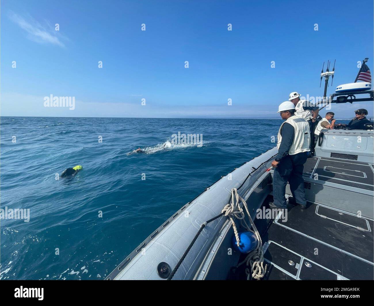 220822-N-N3764-2003 MANTA (Équateur) - (22 août 2022) – le chef Mineman Jonathan Wampler récupère « Oscar » un mannequin d'entraînement lors d'un entraînement en bateau à coque rigide gonflable de 11 mètres attaché au navire de combat littoral Freedom-variant USS Billings (LCS 15) au large de Manta (Équateur), le 22 août 2022. Billings est déployé dans la zone d’opérations de la flotte américaine 4th afin d’appuyer la mission de la Force opérationnelle interagences conjointe Sud, qui comprend des missions de lutte contre le trafic de drogues illicites dans les Caraïbes et le Pacifique oriental. Banque D'Images