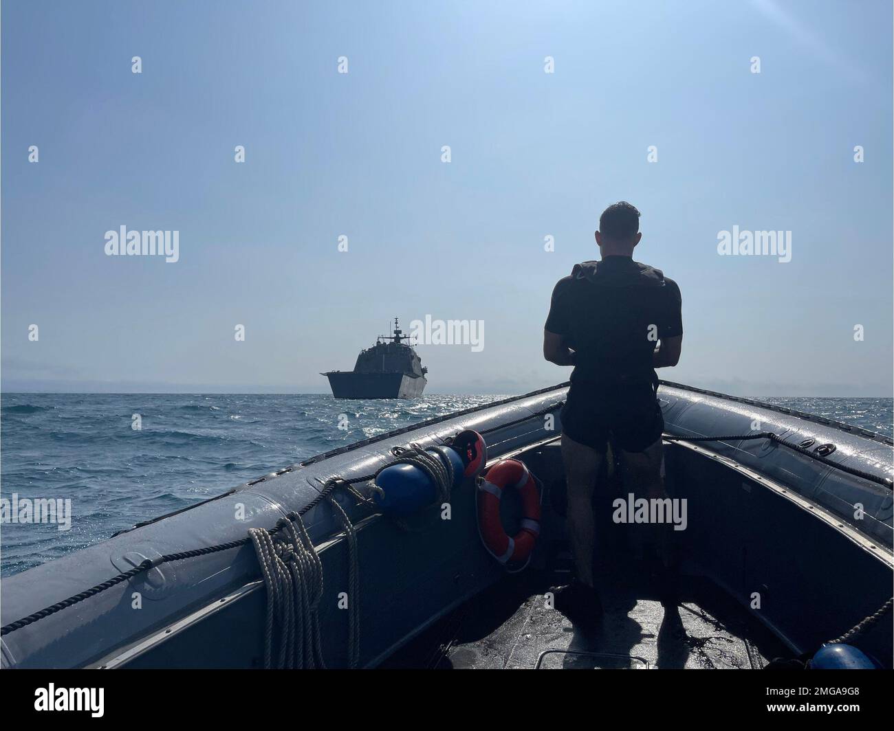 220822-N-N3764-2004 MANTA, Équateur - (le 22 août 2022) – le chef Mineman Jonathan Wampler établit une ligne de transport tout en effectuant des opérations en petits bateaux dans le bateau gonflable à coque rigide (RHIB) de 11 mètres attaché au navire de combat littoral Freedom-variant USS Billings (LCS 15) au large de la côte de Manta, en Équateur, le 22 août 2022. Billings est déployé dans la zone d’opérations de la flotte américaine 4th afin d’appuyer la mission de la Force opérationnelle interagences conjointe Sud, qui comprend des missions de lutte contre le trafic de drogues illicites dans les Caraïbes et le Pacifique oriental. Banque D'Images