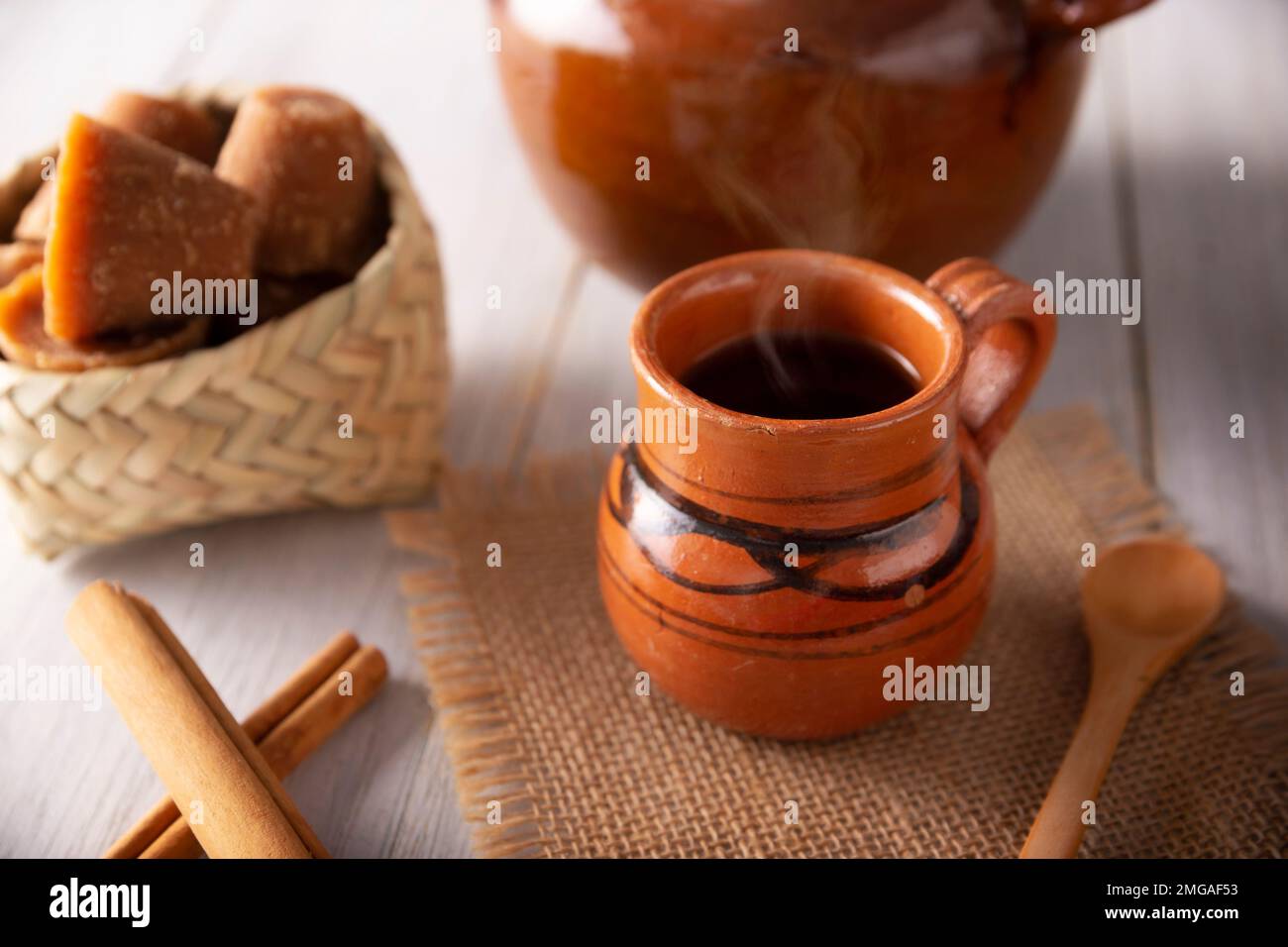 Café de Olla. Café mexicain traditionnel et ingrédients de base pour sa préparation, café, cannelle et piloncillo, servi dans une tasse d'argile appelée 'jarr Banque D'Images