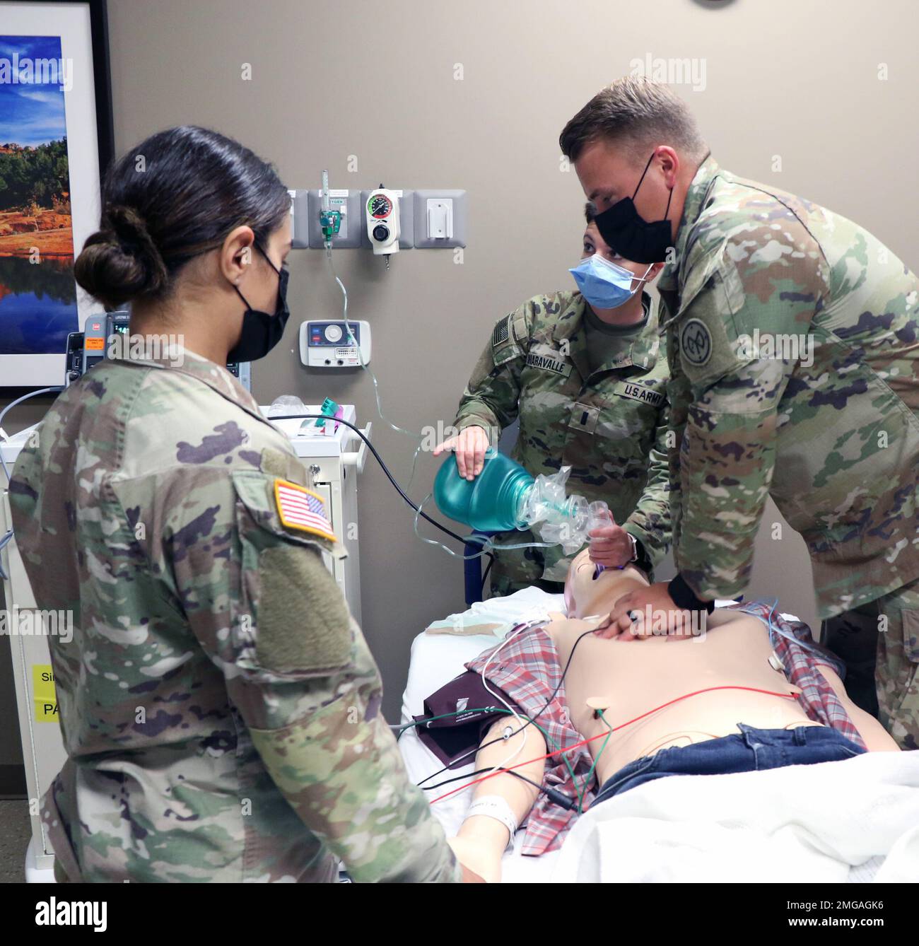 Des soldats médicaux du 1st Bataillon, 69th Infantry Regiment de la Garde nationale de l'Armée de New York, ont effectué une réanimation cardiopulmonaire (RCP) sur un mannequin à bord du 22 août 2022. Banque D'Images