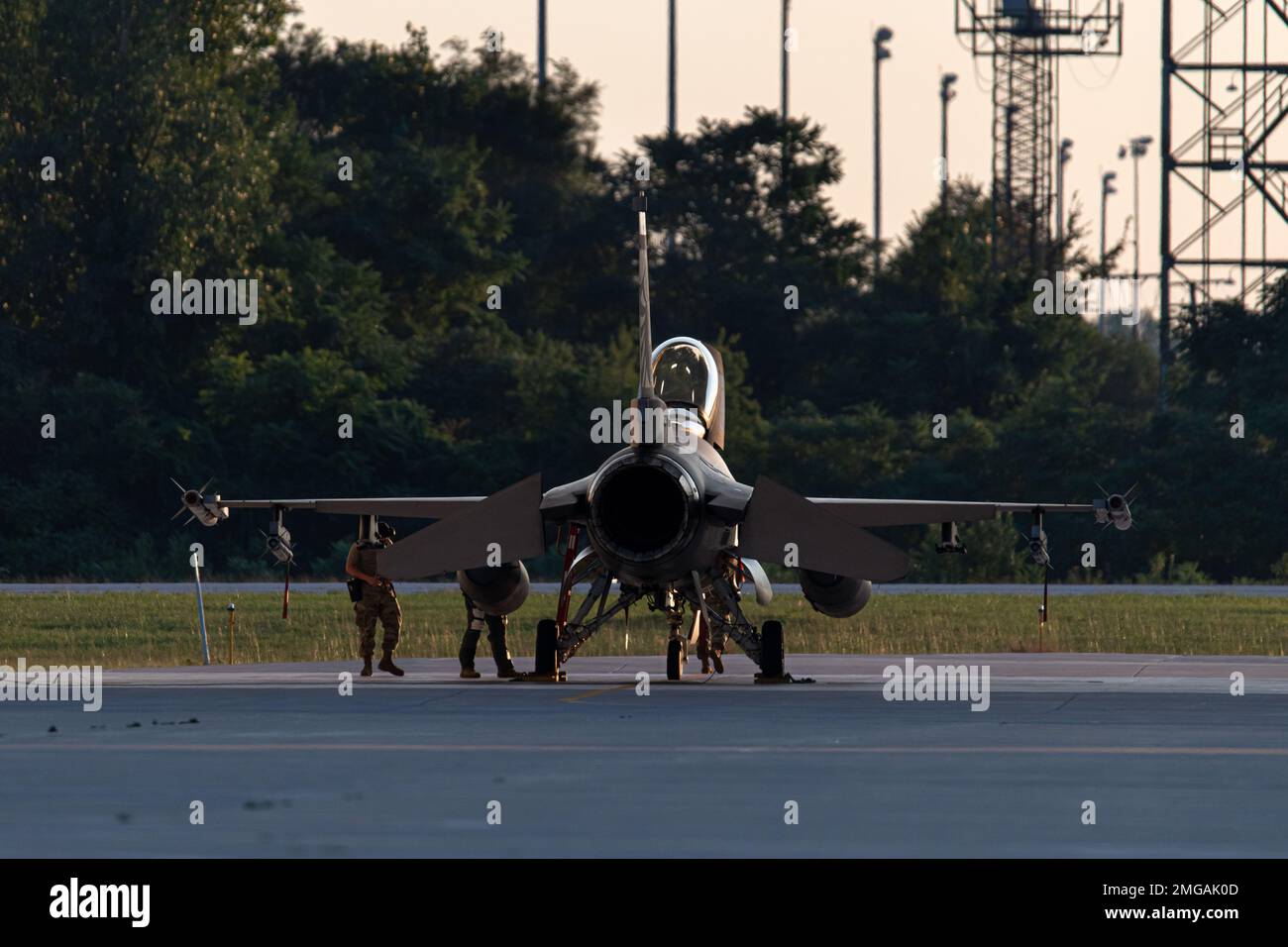 A ÉTATS-UNIS Le faucon Fighting Faucon F-16 de la Force aérienne, affecté à la 180th Fighter Wing de la Garde nationale de l’Ohio, est assis dans un hangar avant un vol d’entraînement de nuit au 180FW à Swanton (Ohio), le 22 août 2022. Le 180FW mène des entraînements, de la pluie ou de la neige, de jour comme de nuit, afin d'améliorer la préparation de la mission et de s'assurer que la puissance de combat peut être fournie aux commandants des combattants, n'importe quand et n'importe où. Banque D'Images