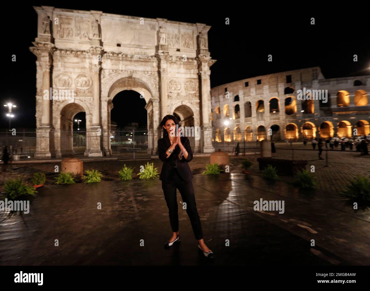 Rome Mayor Virginia Raggi poses for photographers in front of the Arch of Constantine, with the Colosseum, background right, on the occasion of the unveiling of new lightning, in Rome, Friday, July 17, 2020. (AP Photo/Riccardo De Luca) Banque D'Images