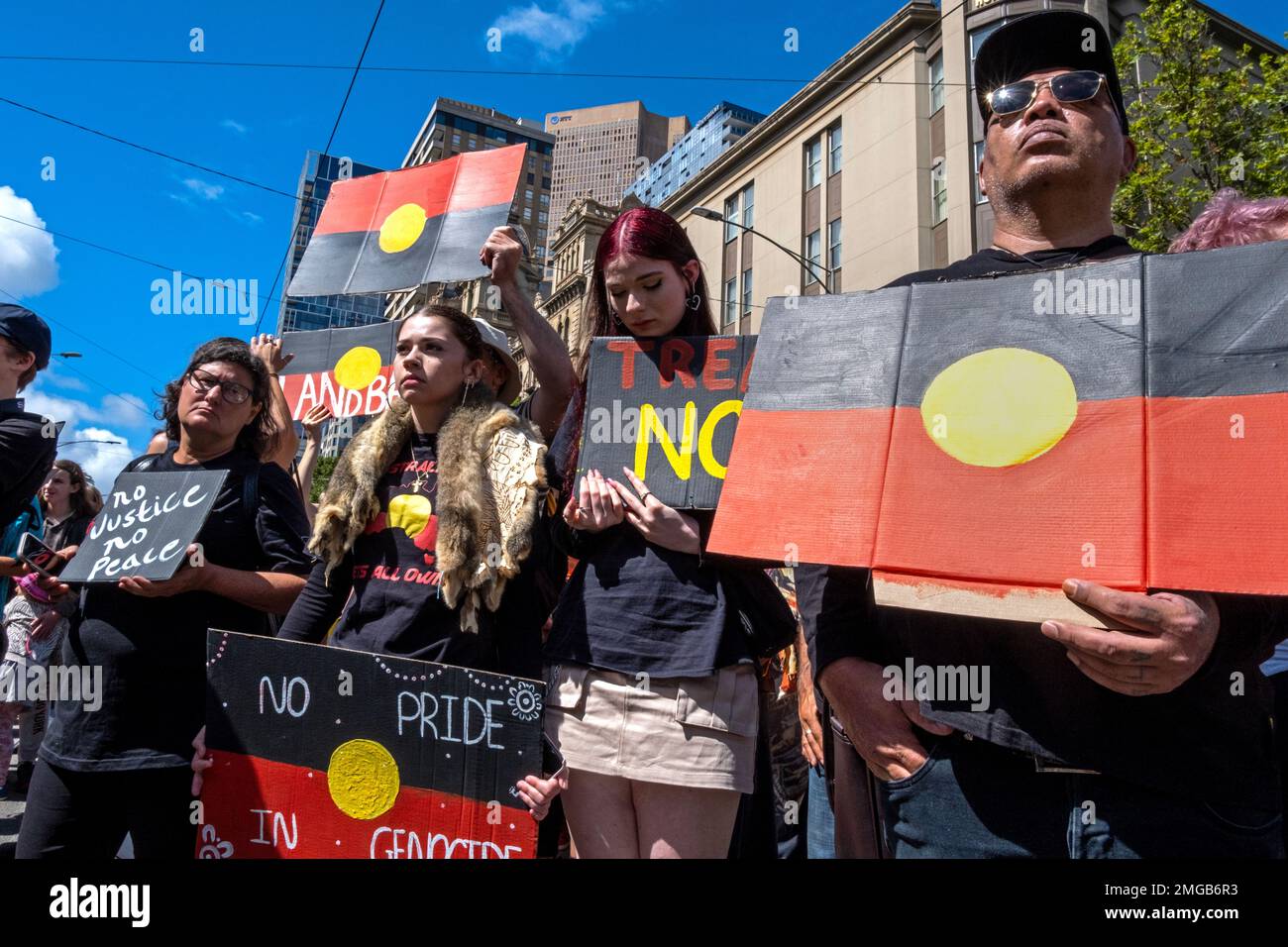 Les manifestants tiennent des pancartes lors du rassemblement du jour de l'invasion à Melbourne, Victoria, Australie. Banque D'Images