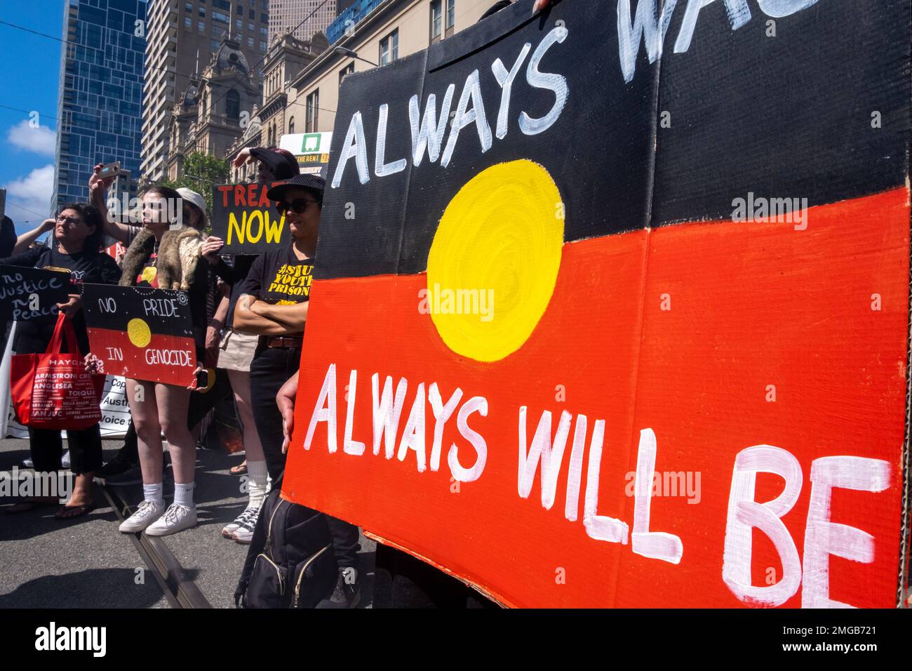 Les manifestants tiennent des pancartes lors du rassemblement du jour de l'invasion à Melbourne, Victoria, Australie. Banque D'Images