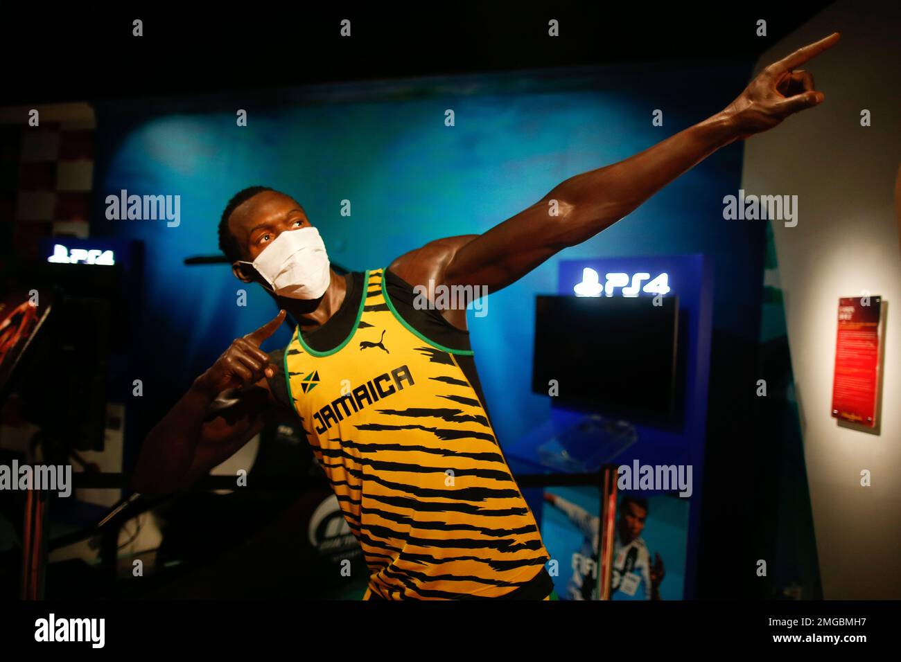 In order to raise awareness against the spread of the coronavirus, a mask is placed on the wax figure of Jamaica's Usain Bolt at Madame Tussauds attraction in Istanbul, Saturday, July 11, 2020. Turkish authorities have made the wearing of masks mandatory in most of the country to curb the spread of COVID-19 following an uptick in confirmed cases since the reopening of many businesses. (AP Photo/Emrah Gurel) Banque D'Images