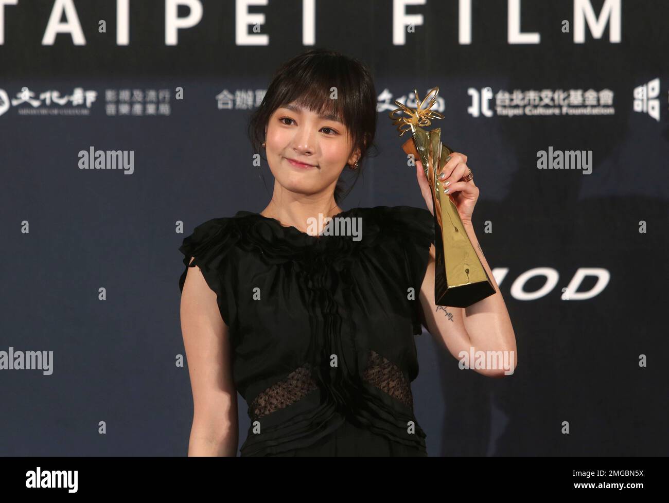 Taiwanese actress Gingle Wang holds her award for Best Actress at the 2020 Taipei Film Festival in Taipei, Taiwan, Saturday, July 11, 2020. The 2020 Taipei Film Festival is the world's first large-scale film festival held by an entity after the outbreak of the COVID-19 epidemic. (AP Photo/Chiang Ying-ying) Banque D'Images