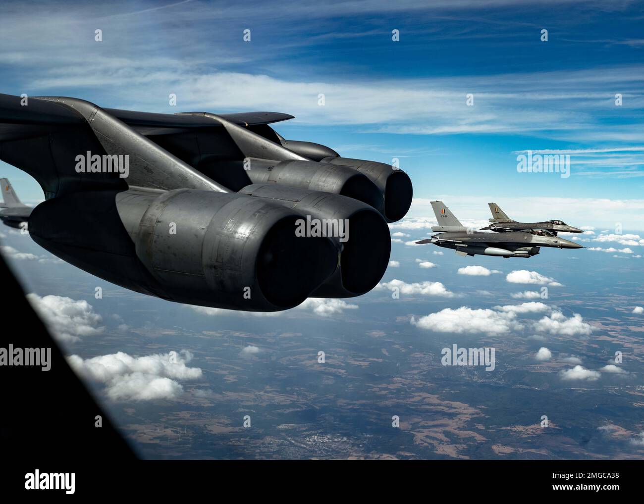Trois F-16 Fighting Falcons de l'armée de l'air belge volent en formation avec un B-52H Stratofortress du 23rd Bomb Squadron de l'US Air Force au-dessus de l'Allemagne lors d'une mission de Bomber Task Force le 24 août 2022. Les B-52H du 23EBS ont volé le long de la côte ouest de l'Italie pour démontrer leur présence Global Strategic Bomber dans le cadre de la série de missions pré-planifiées de la Bomber Task Force Europe. 8th Air Force, AFGSC, Bomber Task Force Europe, NATO, USAF, USAFE-AFAFRICA, Banque D'Images