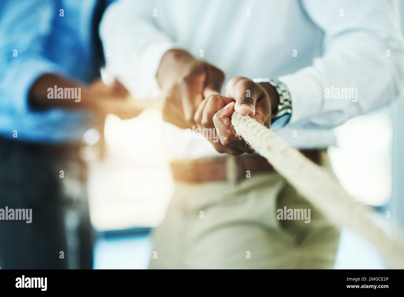 Tirer. des hommes d'affaires méconnaissables tirent sur une corde pendant une période de guerre. Banque D'Images