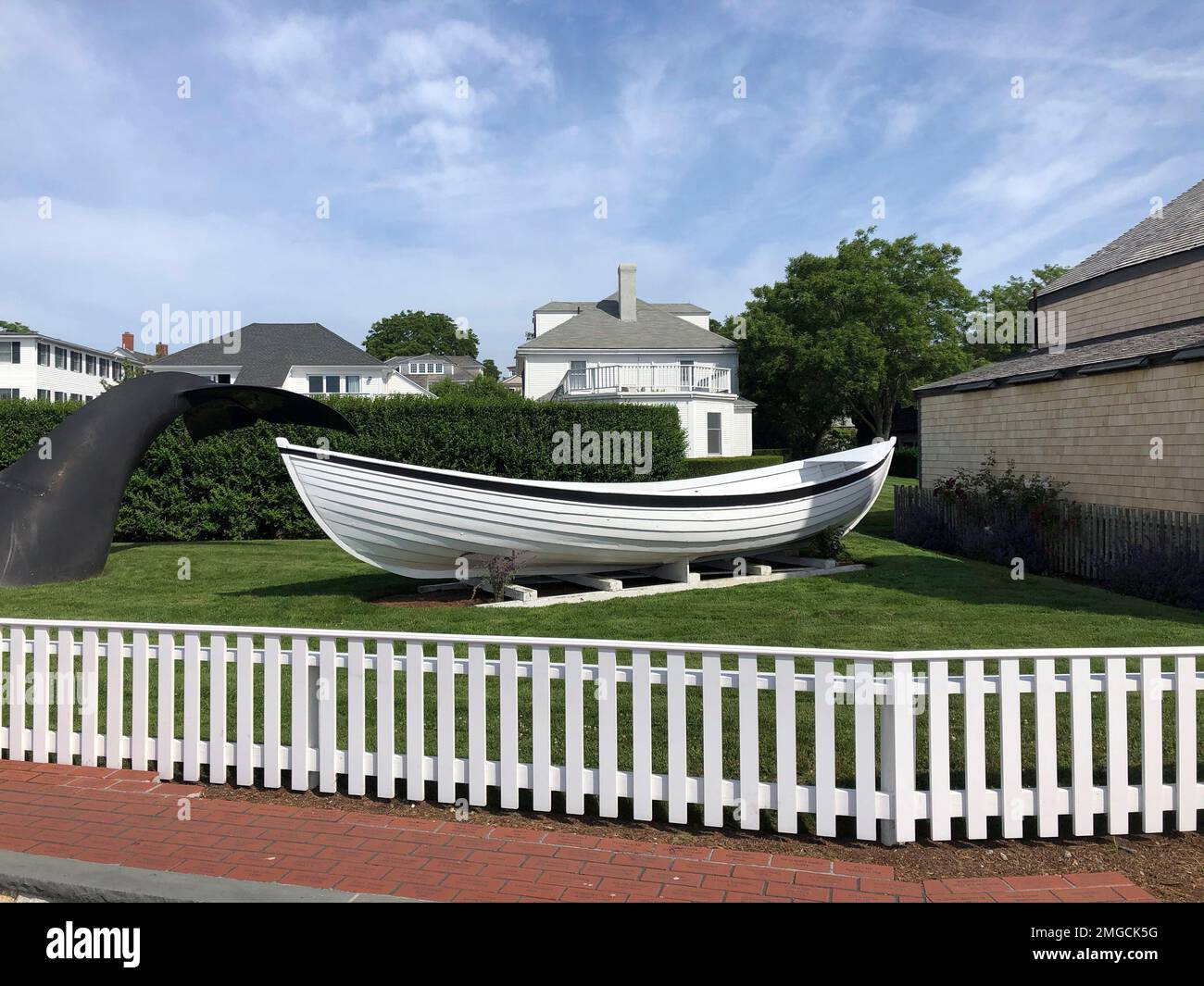 A whaling boat is shown on the grounds of the Old Sculpin Gallery in Edgartown, Mass. on the island of Martha's Vineyard, June 27, 2020. (AP Photo/Mark Lennihan) Banque D'Images
