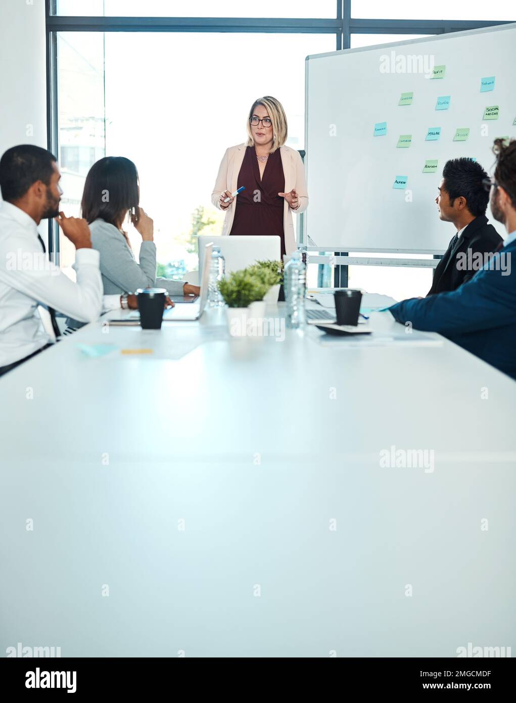 Planifier la réussite de l'équipe. une femme d'affaires qui donne une présentation à ses collègues dans un bureau. Banque D'Images