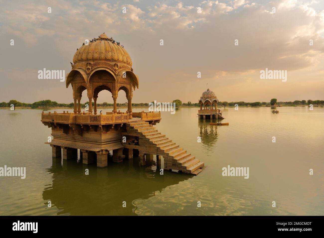Chhatris et sanctuaires de dieux hindous et déesses au lac de Gadisar, Jaisalmer, Rajasthan, Inde avec réflexion sur l'eau. Architecture indo-islamique. Banque D'Images