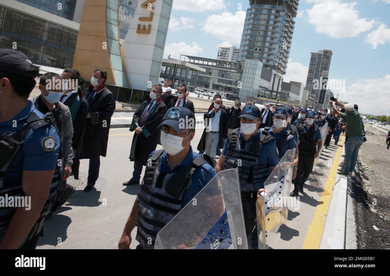 Riot police officers surround the heads of Turkish lawyers' associations as they march into the capital, Ankara, Turkey, Tuesday, June 23, 2020. Turkish authorities on Tuesday allowed a group of top lawyers to continue with their symbolic march into the capital Ankara, ending a more than 24-hour standoff between the lawyers and police. (AP Photo/Burhan Ozbilici) Banque D'Images