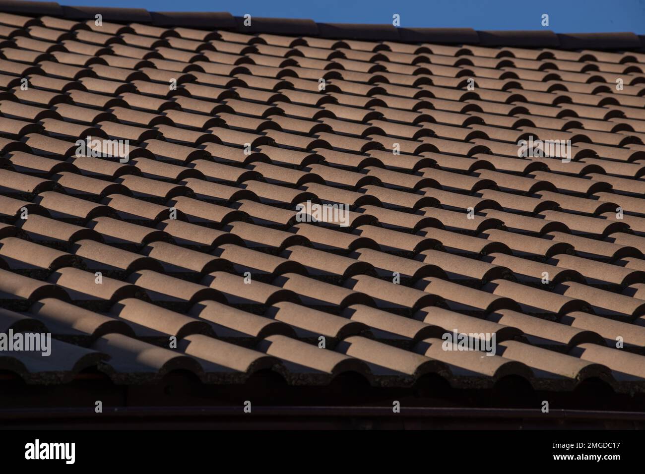 Tôles de toiture. Les formes modernes de matériaux de couverture. Banque D'Images