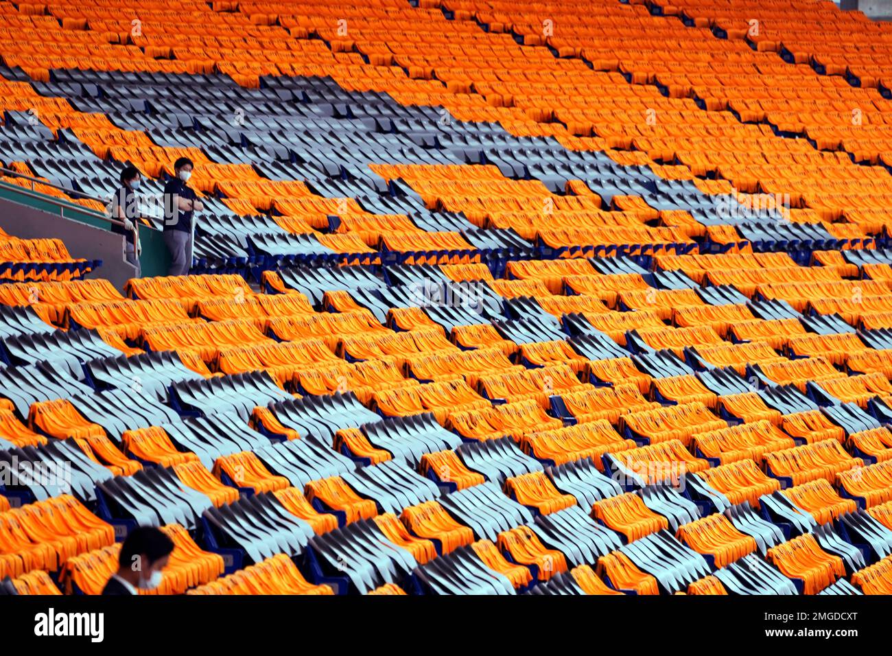 Empty seats with orange jerseys are placed during a practice session prior to a season opening baseball game between the Yomiuri Giants and the Hanshin Tigers at Tokyo Dome in Tokyo Friday, June 19, 2020. Japan's professional baseball regular season will be kicked off in the day without fans in attendance because of the threat of the spreading coronavirus. (AP Photo/Eugene Hoshiko) Banque D'Images