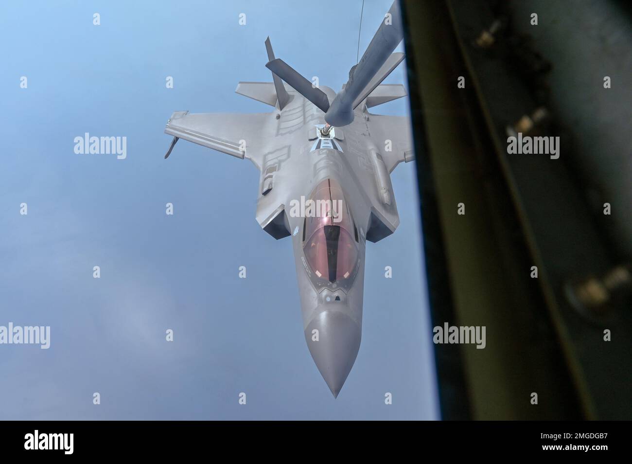 Un KC-135 Stratotanker de l'aile de ravitaillement aérien 350th de la base aérienne de McConnell, Kansas, ravitaillent en carburant un F-35A Lightning de l'aile 33rd Fighter à Eglin AFB, Floride, le 23 août 2022, au-dessus du Michigan. Le kit de capteurs avancés du F-35A est conçu pour rassembler, fusionner et distribuer plus d'informations que n'importe quel combattant de l'histoire, afin de donner aux opérateurs un avantage décisif sur tous les adversaires. Banque D'Images