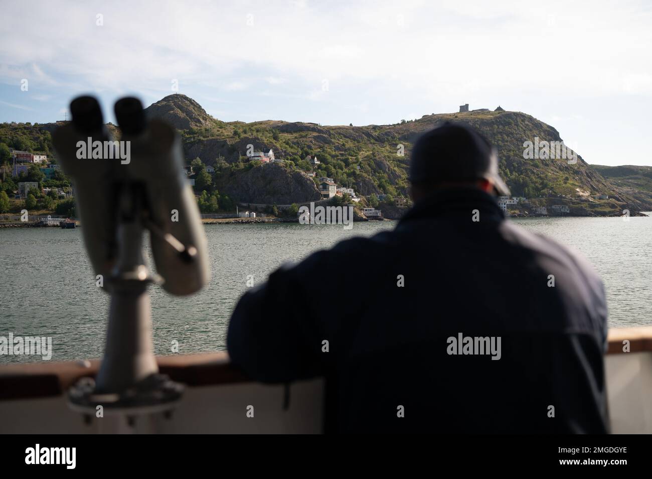 Le Petty Officer de la 3e classe de la Garde côtière américaine Colie Renfroe, spécialiste de l’application de la loi maritime à bord de l’USCGC Bear (WMEC 901), sert de quartier-maître pendant le transit sortant de l’Bear, à John’s, Canada, 23 août 2022. Le Bear était en transit vers l’extérieur de celui de trouJohn sur la dernière étape de sa patrouille de l’Atlantique Nord. Patrouille, USCG, en cours, Banque D'Images