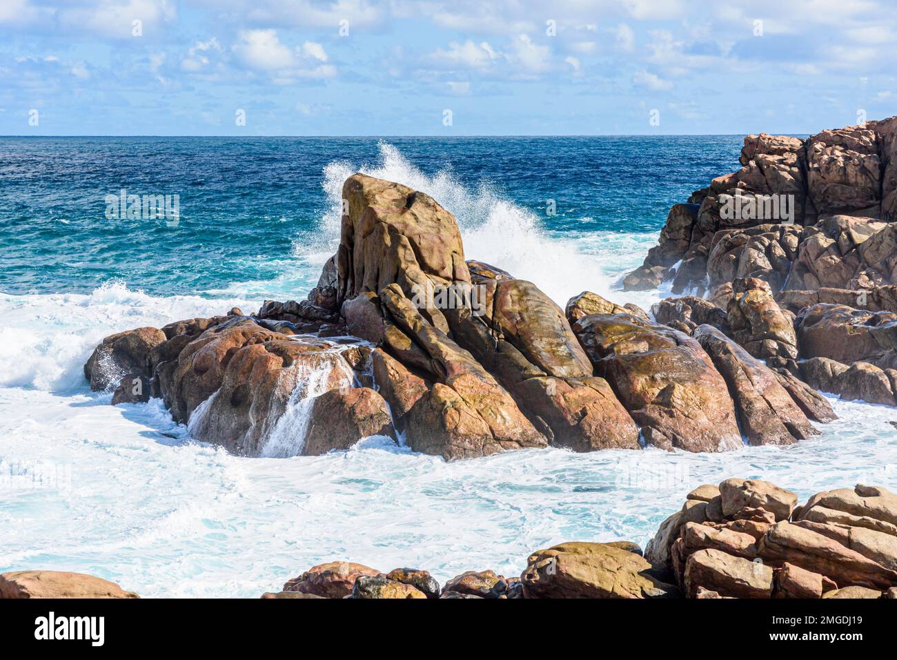 Vagues s'écrasant sur des roches métamorphiques de gneiss de granit le long de la côte de Yallingup en Australie occidentale Banque D'Images