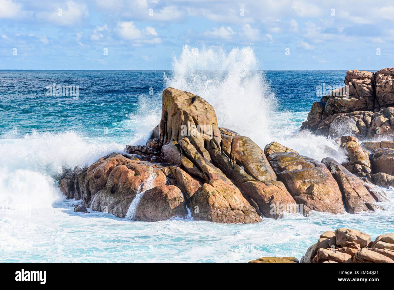 Vagues s'écrasant sur des roches métamorphiques de gneiss de granit le long de la côte de Yallingup en Australie occidentale Banque D'Images