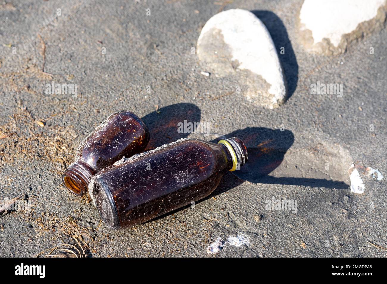 Une bouteille de verre vide lavée sur la plage Banque D'Images