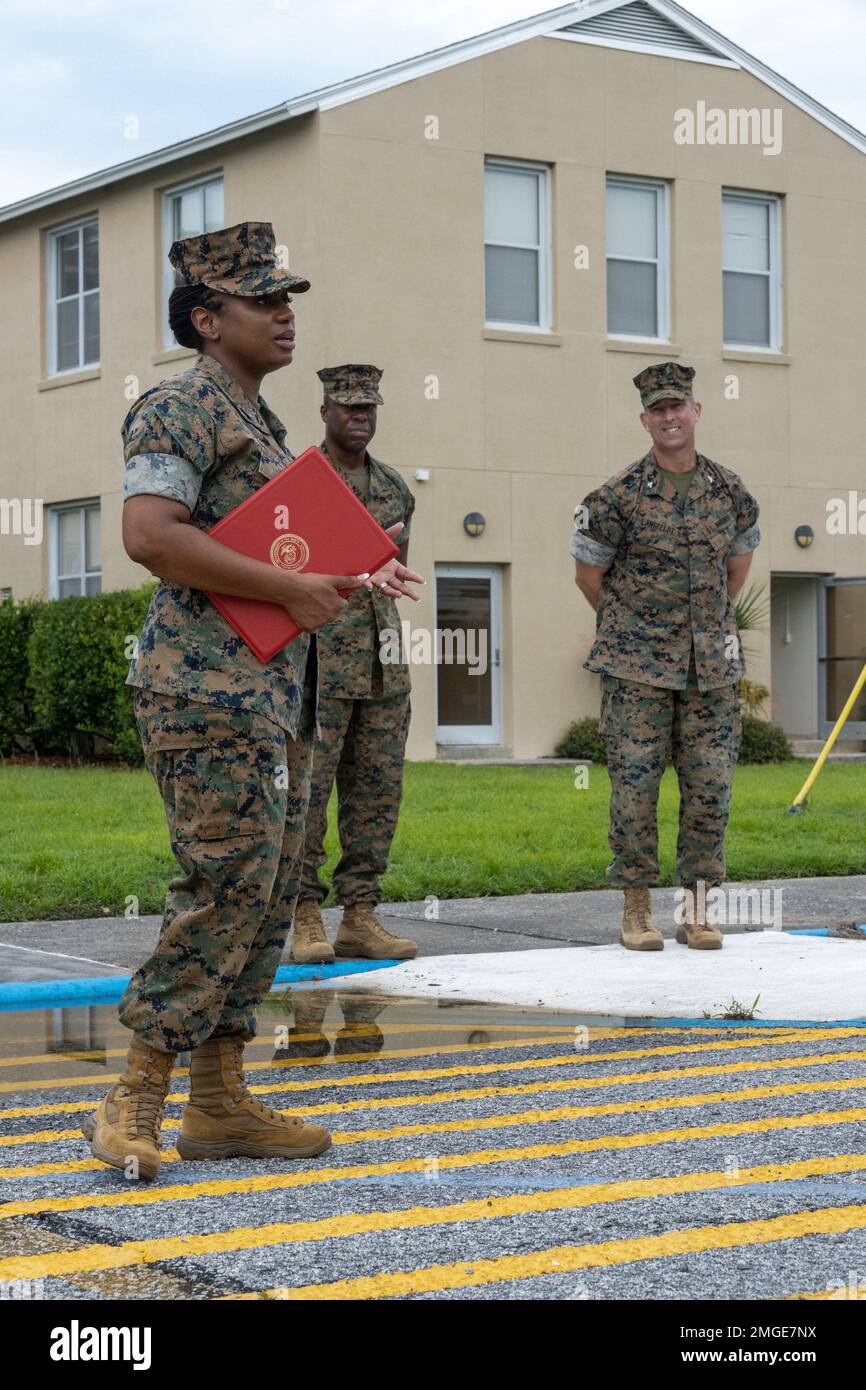 Le sergent Kayala Steele de Gunnery, le chef administratif du district du corps des Marines de 6th, s'adresse au siège social du district après avoir reçu la Médaille de mention élogieuse de la Marine et du corps des Marines au siège social de 6MCD sur le dépôt de recrutement du corps des Marines Island, Caroline du Sud, le 24 août 2022. La Médaille de mention élogieuse de la Marine et du corps des Marines est une décoration qui reconnaît un service méritoire exceptionnel. À la fin de son voyage de travail, Steele a été récompensé pour son éthique de travail et son rendement exceptionnels en tant que chef administratif à 6MCD ans. Banque D'Images