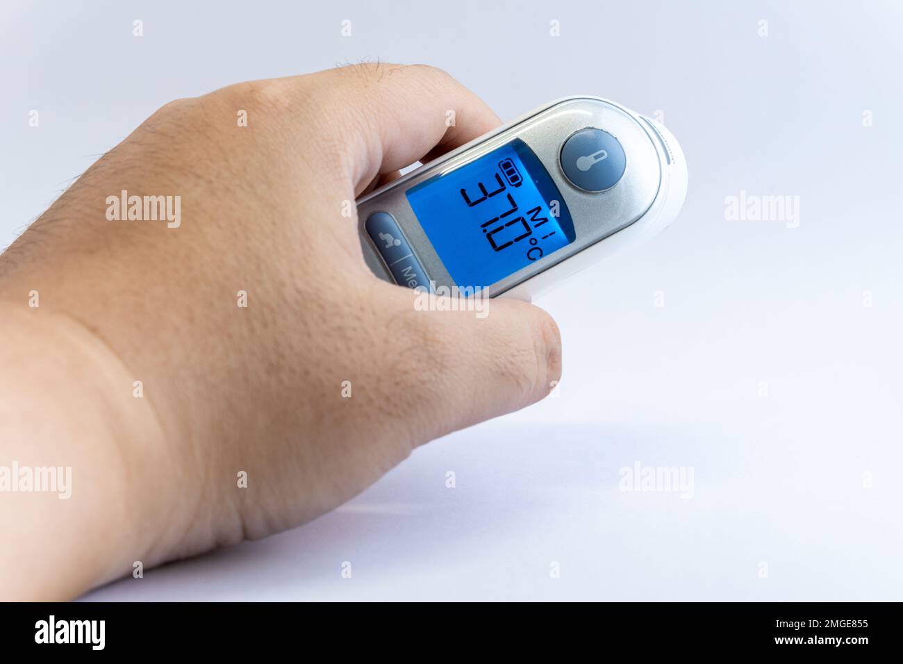 Main humaine tenir un thermomètre numérique infrarouge pour l'analyse de la température corporelle de la maladie du coronavirus COVID-19, de la grippe, de la fièvre ou d'autres maladies. Soins de santé Banque D'Images