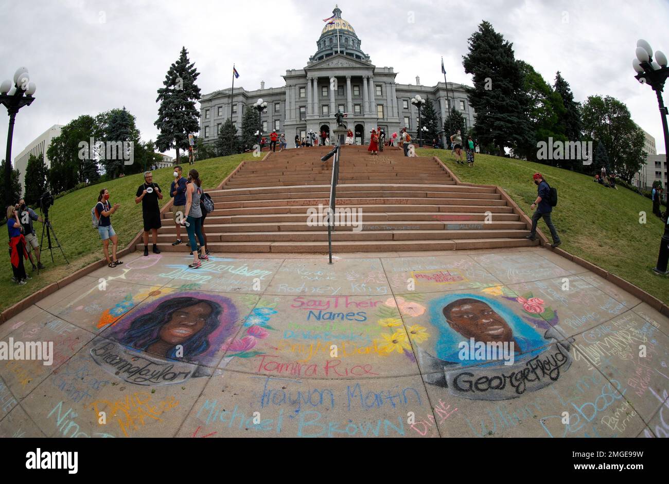 Chalk portraits of Breonna Taylor, left, and George Floyd are featured on the walk in front of the west steps of the State Capitol as demonstrators arrive Saturday, June 6, 2020, in downtown Denver. Taylor, a black woman, was fatally shot by police in her home in March and Floyd, a black man, died after being restrained by Minneapolis police officers on May 25. (AP Photo/David Zalubowski) Banque D'Images