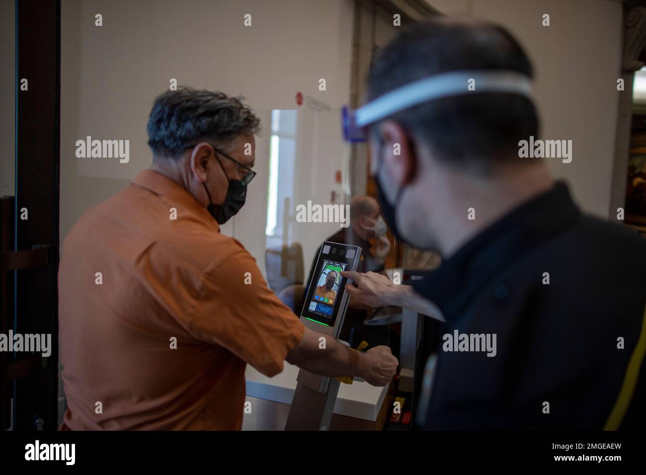 A man has his body temperature checked at the reopening of the Prado museum to the public in Madrid, Spain, Saturday, June 6, 2020. Madrid's Museo del Prado opened its doors on Saturday for 1,800 visitors, after its closing during the coronavirus pandemic. The visitors were required to wear face masks and have their temperature taken before taking in what the museum called its "most iconic works". (AP Photo/Manu Fernandez) Banque D'Images