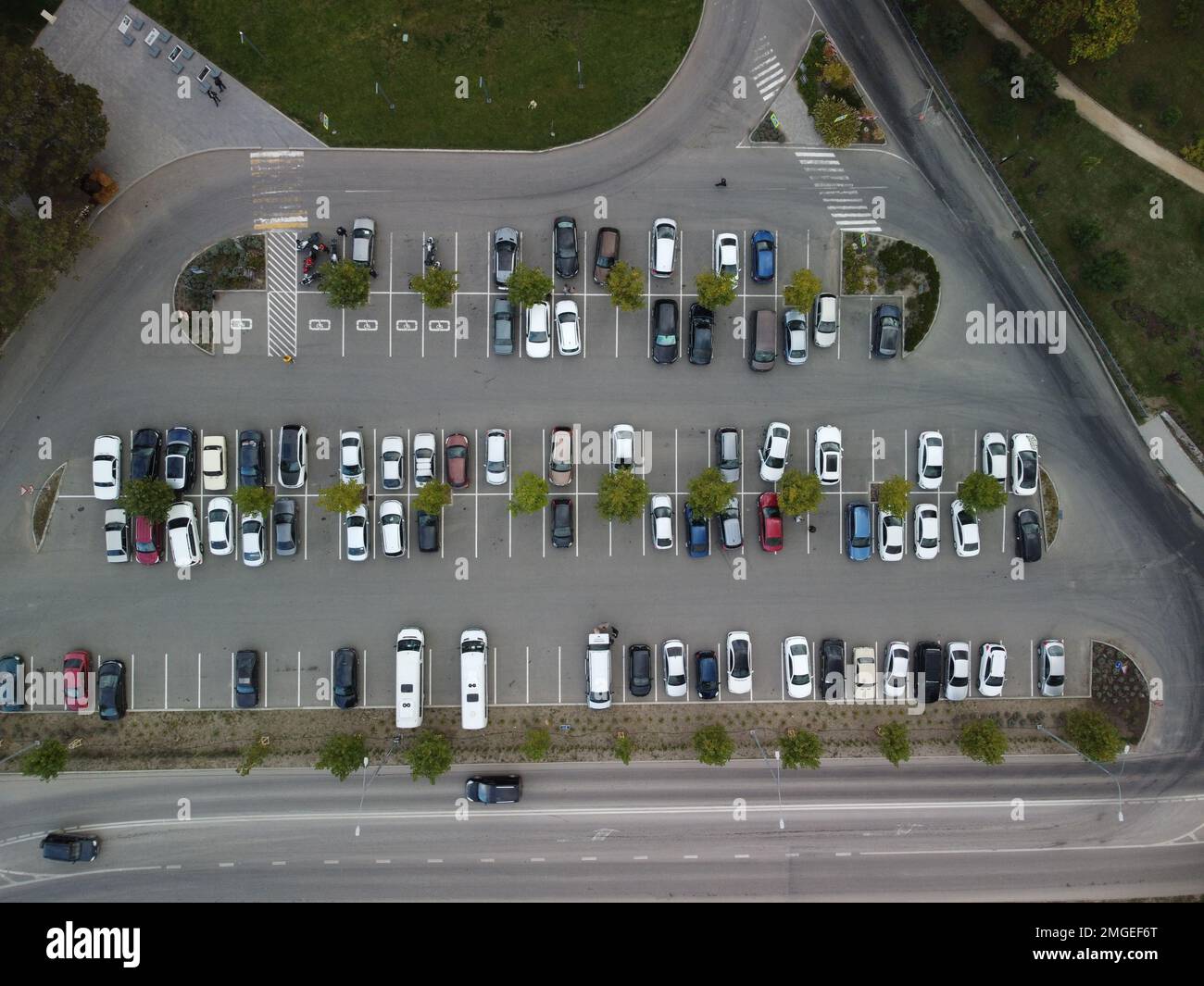 Très fréquentée Grand parking moderne avec des routes symétriques lignes de parkings baies beaucoup de symétrie et de couleurs vue aérienne de drone en haut en regardant vers le bas. Banque D'Images