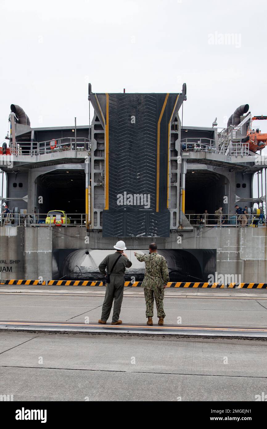 Juan Vigil, chef de la Marine américaine, chef des opérations portuaires de la Marine corps, et Cmdr, lieutenant de la Marine américaine. Ramy Teriak, chef de la logistique du MCAS Iwakuni, observe l'amarrage du navire de transport à grande vitesse USNS Guam (T-HST-1) à la station aérienne du corps maritime Iwakuni, Japon, 24 août 2022, dans le cadre de l'exercice Bouclier d'Orient 22. Orient Shield est le plus grand exercice d'entraînement bilatéral annuel sur le terrain au Japon entre l'armée américaine et la force d'autodéfense au sol du Japon. Grâce à ses installations aériennes et maritimes, le MCAS Iwakuni est idéalement placé pour soutenir l'emplo dynamique Banque D'Images