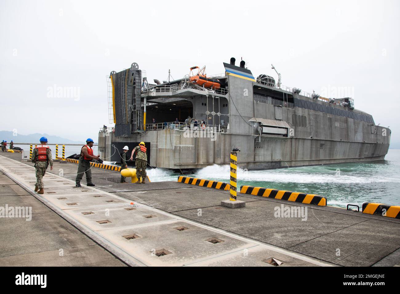 ÉTATS-UNIS Les marins de la Marine avec la Station aérienne du corps marin (MCAS) les opérations portuaires d'Iwakuni tirent une ligne pour le navire de transport à grande vitesse USNS Guam (T-HST-1) à (MCAS) Iwakuni, Japon, 24 août 2022, dans le cadre de l'exercice Orient Shield 22. Orient Shield est le plus important exercice de formation bilatérale sur le terrain au Japon entre les États-Unis L'armée de terre et la Force d'autodéfense du Japon. Grâce à ses installations aériennes et maritimes, le MCAS Iwakuni est idéalement placé pour soutenir l'emploi dynamique de forces dans la zone d'opérations Indo-Pacifique. Banque D'Images