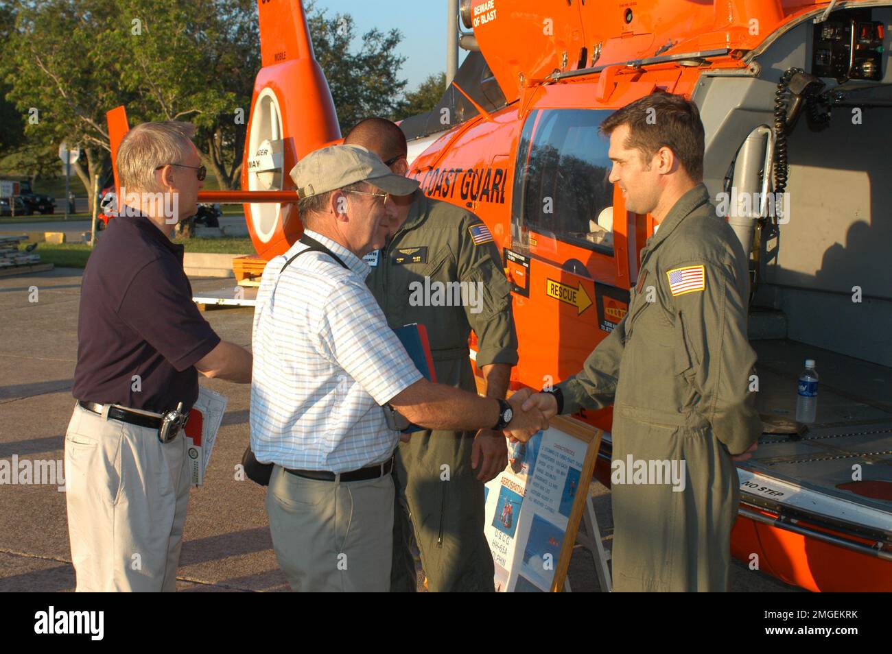 Visite de surveillance de la délégation du Congrès - 26-HK-7-96. Les membres CODEL se secouent la main avec des aviateurs CG près de HH65 à l'extérieur du hangar ATC. Ouragan Katrina Banque D'Images