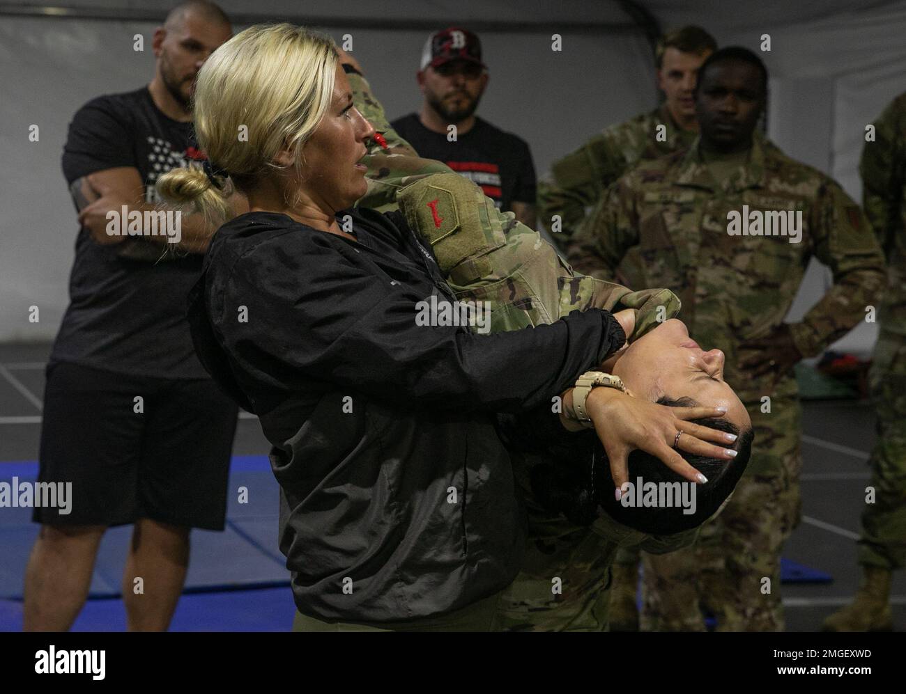 Le combattant des arts martiaux mixtes Ashley Yoder démontre une technique de défense avec les États-Unis CPT de l'armée. Kamilah Cruz Méndez, commandant de la compagnie signal, Intelligence et soutien, à Bolesławiec, Pologne, le 24 août 2022. Les combattants de la MMA Ashley Yoder, Parker porter, Ed Herman et Sam Alvey visitent des installations militaires à travers l'Europe dans le cadre de leur tournée « cage Crusader » pour renforcer le moral et permettre aux soldats d'apprendre divers principes fondamentaux de combat. Banque D'Images