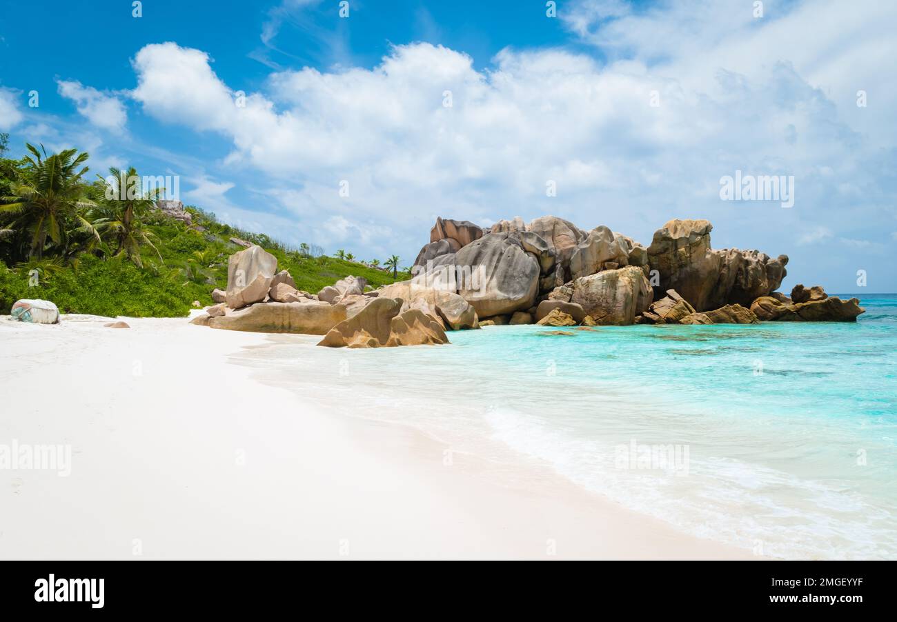Plage d'Anse Cocos avec d'énormes blocs de granit aux îles de la Digue Seychelles. Banque D'Images