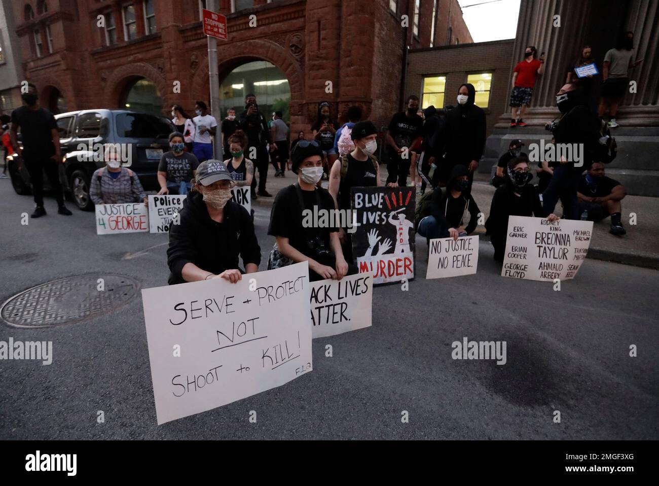 Protesters gather to protest the deaths of George Floyd and Breonna Taylor, Friday, May 29, 2020, in Louisville, Ky. Breonna Taylor, a black woman, was fatally shot by police in her home in March. (AP Photo/Darron Cummings) Banque D'Images