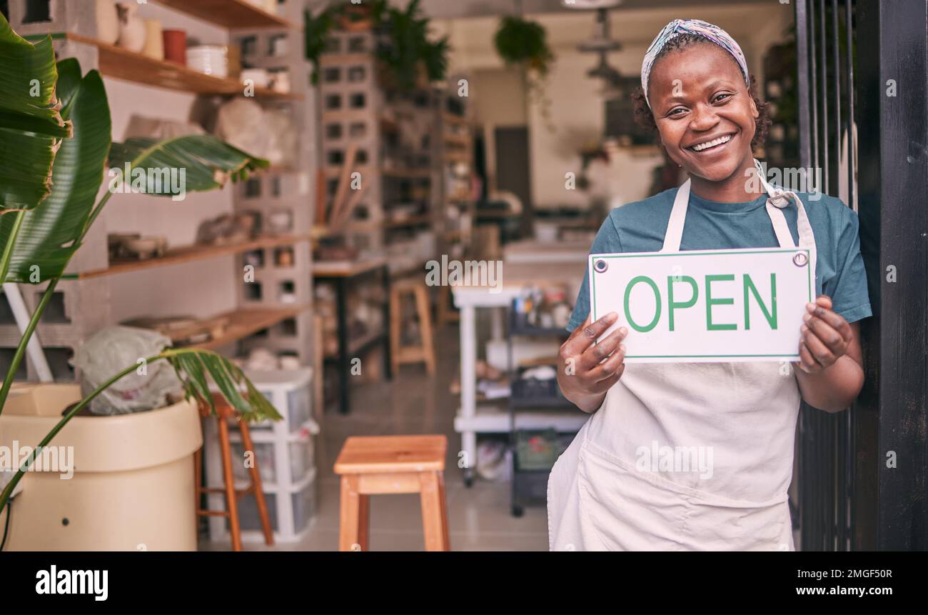 Création de démarrage, petite entreprise et femme noire avec panneau ouvert pour la classe d'art, atelier et magasin de poterie. Sourire, entrepreneur et fille heureux pour Banque D'Images