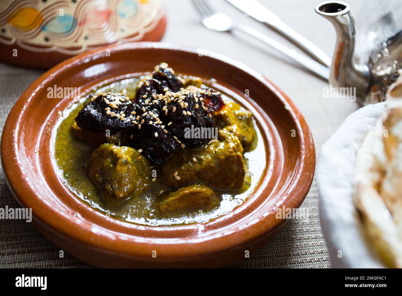 Poulet tajin aux légumes cuits de style marocain. Banque D'Images