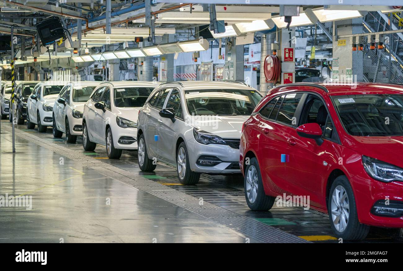 Photo du dossier datée du 06/07/21 de la chaîne de montage Astra à l'usine de Vauxhall à Ellesmere Port, Cheshire. La production automobile britannique est tombée à son niveau le plus bas depuis 1956 l'année dernière, alors que la production a été frappée par la pénurie mondiale de puces à semi-conducteurs, montrent de nouveaux chiffres de la Society of Motor Manufacturers and Traders. Banque D'Images