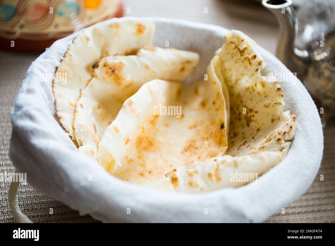 Le pain pita est un type de pain plat doux, légèrement fermenté à base de farine de blé, mangé dans la région méditerranéenne, en particulier au proche-Orient Banque D'Images