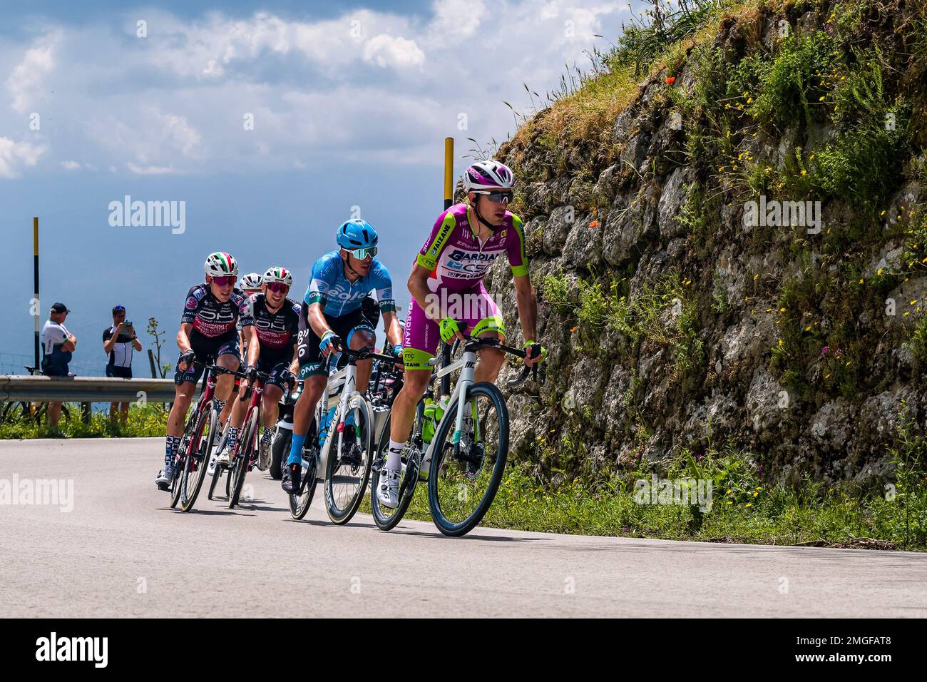 Les coureurs de la course de vélo Giro d'Italia traversent le col de Portella Mandrazi pendant la scène Catania-Messina sur 11 mai 2022. Banque D'Images