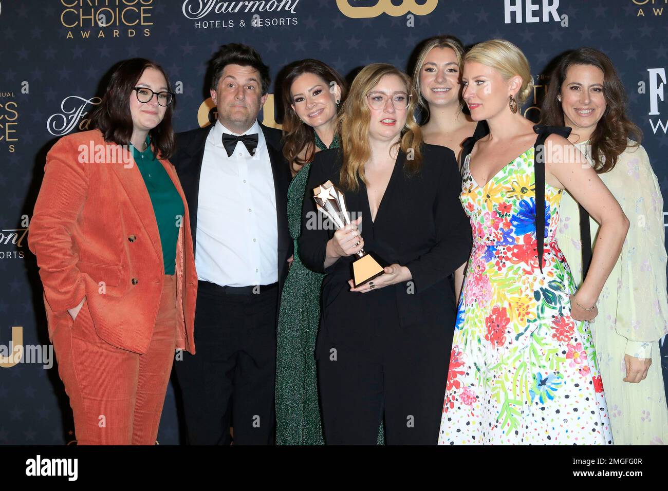 LOS ANGELES - 15 JANVIER : Liz Hannah, Michael Showalter, Rebecca Jarvis, Elizabeth Meriwether, Taylor Dunn, Victoria Thompson, Jordana Mollick à la salle de presse de 2023 critiques Choice, à l'hôtel Fairmont Century Plaza, sur 15 janvier 2023, dans Century City, en Californie Banque D'Images