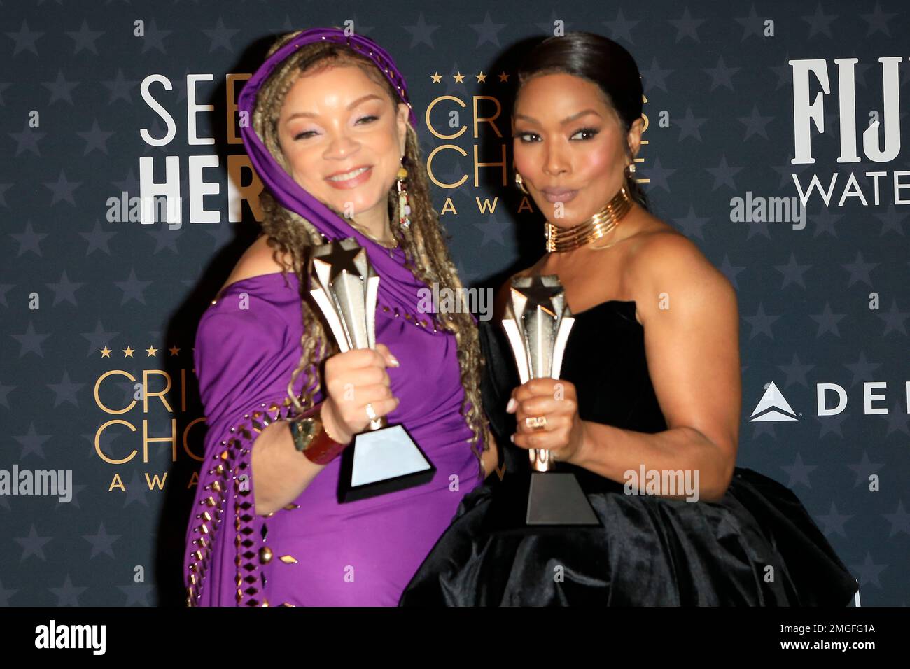 LOS ANGELES - 15 JANVIER : Ruth E carter, Angela Bassett à la salle de presse de 2023 Critics Choice à l'hôtel Fairmont Century Plaza, sur 15 janvier 2023, dans Century City, CA Banque D'Images