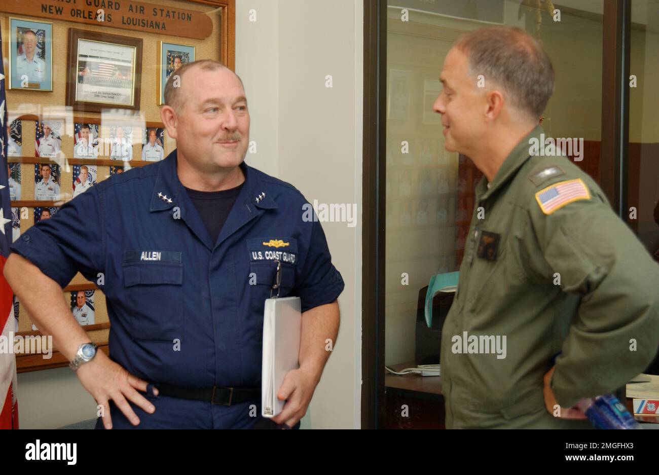 Vice-amiral Thad Allen et capitaine Bruce Jones - 26-HK-13-4. VADM Thad Allen et LE CAPT Bruce Jones en poste. Ouragan Katrina Banque D'Images